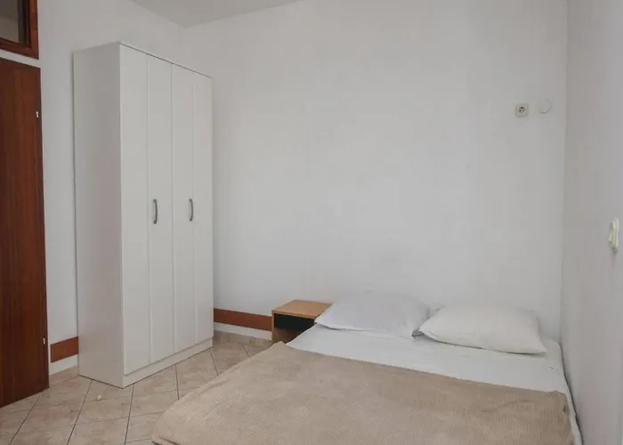 Appartement In Ibenik By The *